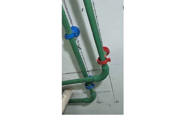 水管吊卡多少米间距(热水管道安装技术要求)